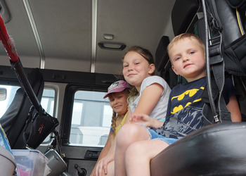 Spotkanie ze strażakiem - zajęcia wakacyjne dla dzieci.