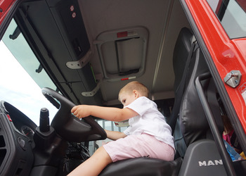 Spotkanie ze strażakiem - zajęcia wakacyjne dla dzieci.