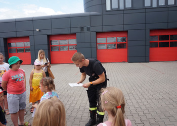 Spotkanie ze strażakiem - zajęcia wakacyjne dla dzieci.