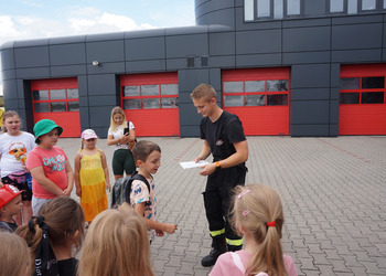 Spotkanie ze strażakiem - zajęcia wakacyjne dla dzieci.