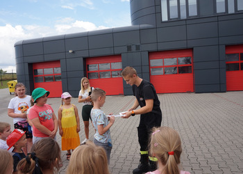 Spotkanie ze strażakiem - zajęcia wakacyjne dla dzieci.