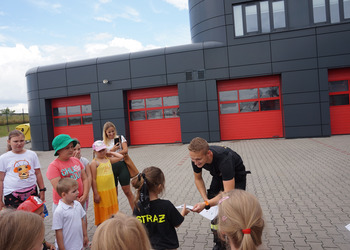 Spotkanie ze strażakiem - zajęcia wakacyjne dla dzieci.