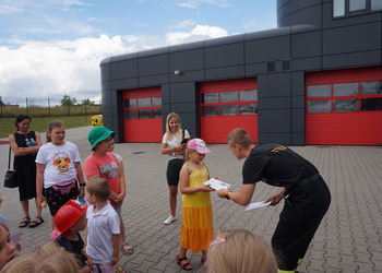 Spotkanie ze strażakiem - zajęcia wakacyjne dla dzieci.