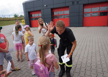 Spotkanie ze strażakiem - zajęcia wakacyjne dla dzieci.