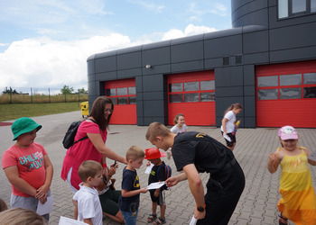 Spotkanie ze strażakiem - zajęcia wakacyjne dla dzieci.