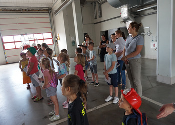 Spotkanie ze strażakiem - zajęcia wakacyjne dla dzieci.