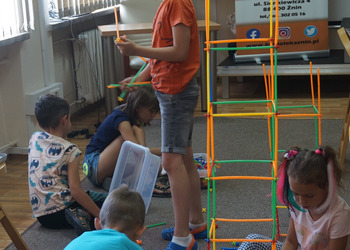 Wakacyjne zajęcia literacko-plastyczne dla dzieci z bajkowymi potworkami