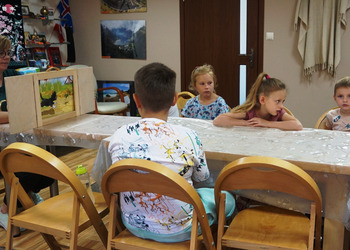 27 lipca na wakacyjnych zajęciach w bibliotece tworzyliśmy opowieści w teatrzyku kamishibai 