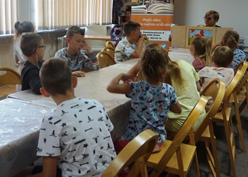 27 lipca na wakacyjnych zajęciach w bibliotece tworzyliśmy opowieści w teatrzyku kamishibai 