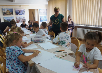 27 lipca na wakacyjnych zajęciach w bibliotece tworzyliśmy opowieści w teatrzyku kamishibai 