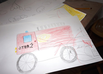 27 lipca na wakacyjnych zajęciach w bibliotece tworzyliśmy opowieści w teatrzyku kamishibai 