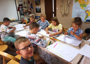 27 lipca na wakacyjnych zajęciach w bibliotece tworzyliśmy opowieści w teatrzyku kamishibai 