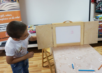 27 lipca na wakacyjnych zajęciach w bibliotece tworzyliśmy opowieści w teatrzyku kamishibai 