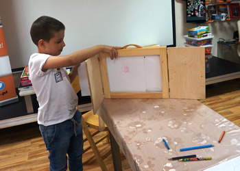 27 lipca na wakacyjnych zajęciach w bibliotece tworzyliśmy opowieści w teatrzyku kamishibai 