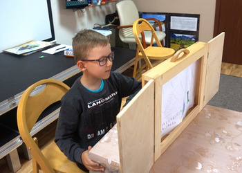 27 lipca na wakacyjnych zajęciach w bibliotece tworzyliśmy opowieści w teatrzyku kamishibai 