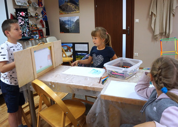 27 lipca na wakacyjnych zajęciach w bibliotece tworzyliśmy opowieści w teatrzyku kamishibai 