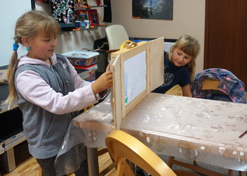 27 lipca na wakacyjnych zajęciach w bibliotece tworzyliśmy opowieści w teatrzyku kamishibai 