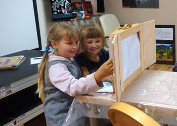 27 lipca na wakacyjnych zajęciach w bibliotece tworzyliśmy opowieści w teatrzyku kamishibai 