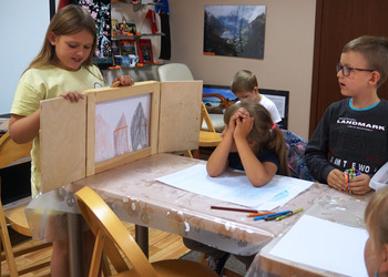 27 lipca na wakacyjnych zajęciach w bibliotece tworzyliśmy opowieści w teatrzyku kamishibai 