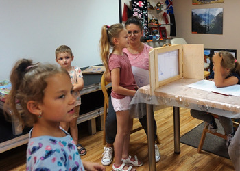 27 lipca na wakacyjnych zajęciach w bibliotece tworzyliśmy opowieści w teatrzyku kamishibai 