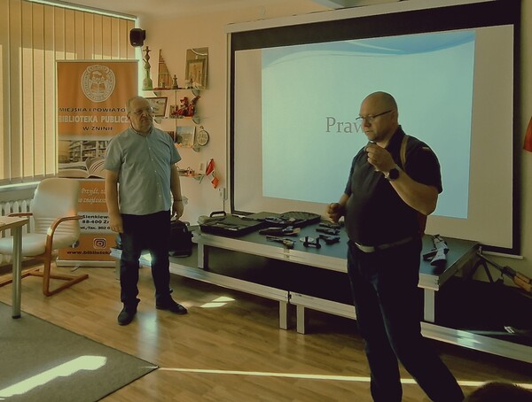 Prelekcja i prezentacja broni historycznej oraz współczesnej