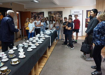 Uczniowie obejrzeli wystawę porcelany 