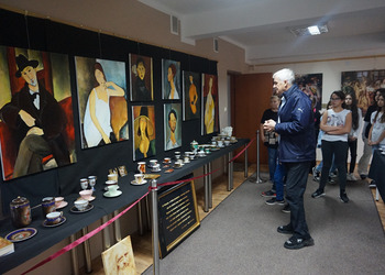 Uczniowie obejrzeli wystawę porcelany 