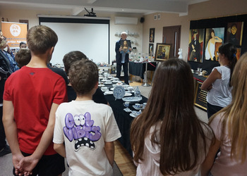 Uczniowie obejrzeli wystawę porcelany 