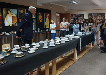 Uczniowie obejrzeli wystawę porcelany 