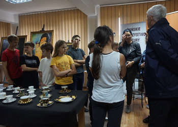 Uczniowie obejrzeli wystawę porcelany 