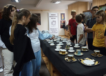 Uczniowie obejrzeli wystawę porcelany 