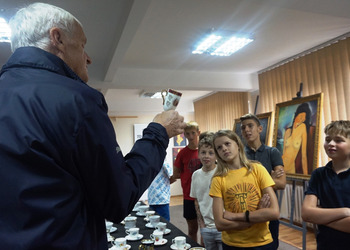 Uczniowie obejrzeli wystawę porcelany 