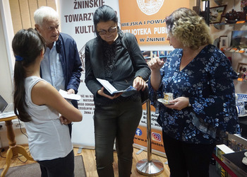 Uczniowie obejrzeli wystawę porcelany 