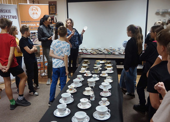 Uczniowie obejrzeli wystawę porcelany 