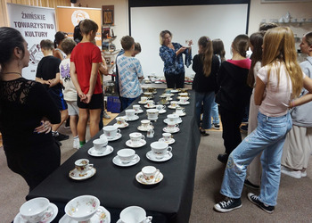 Uczniowie obejrzeli wystawę porcelany 