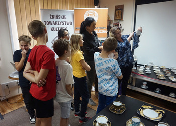 Uczniowie obejrzeli wystawę porcelany 