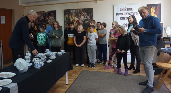 Uczniowie obejrzeli wystawę porcelany