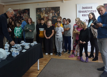 Uczniowie IV klasy ze Szkoły Podstawowej nr 5 w Żninie zwiedzili wystawę porcelany