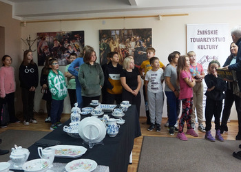 Uczniowie IV klasy ze Szkoły Podstawowej nr 5 w Żninie zwiedzili wystawę porcelany