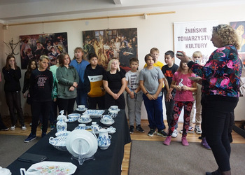Uczniowie IV klasy ze Szkoły Podstawowej nr 5 w Żninie zwiedzili wystawę porcelany