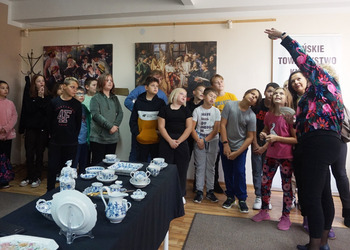 Uczniowie IV klasy ze Szkoły Podstawowej nr 5 w Żninie zwiedzili wystawę porcelany