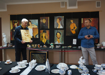 Uczniowie IV klasy ze Szkoły Podstawowej nr 5 w Żninie zwiedzili wystawę porcelany