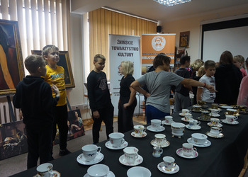 Uczniowie IV klasy ze Szkoły Podstawowej nr 5 w Żninie zwiedzili wystawę porcelany