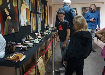 Uczniowie IV klasy ze Szkoły Podstawowej nr 5 w Żninie zwiedzili wystawę porcelany