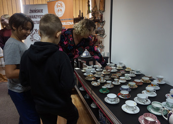Uczniowie IV klasy ze Szkoły Podstawowej nr 5 w Żninie zwiedzili wystawę porcelany