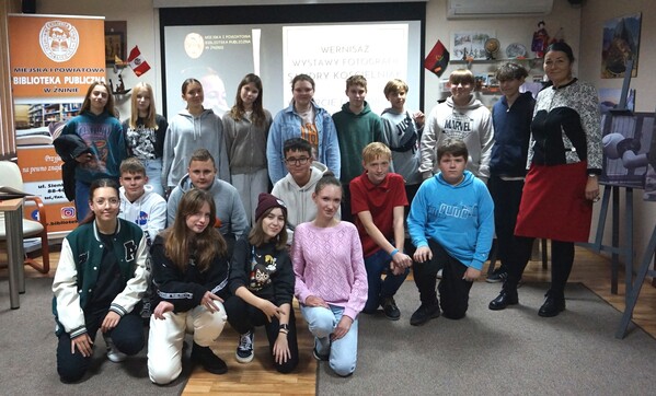 Młodzież obejrzała biblioteczne wystawy