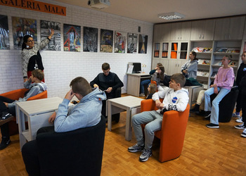 Młodzież obejrzała biblioteczne wystawy