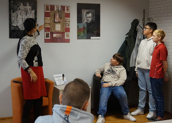 Młodzież obejrzała biblioteczne wystawy