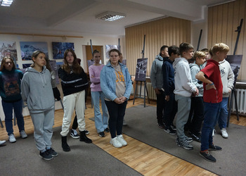 Młodzież obejrzała biblioteczne wystawy