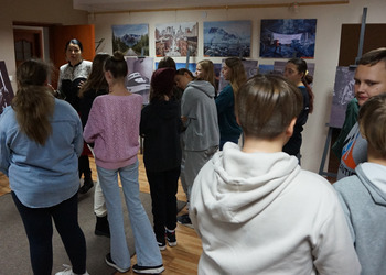 Młodzież obejrzała biblioteczne wystawy